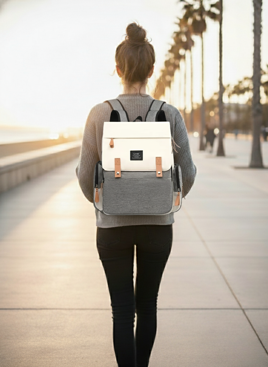femme sac à dos à langer beige